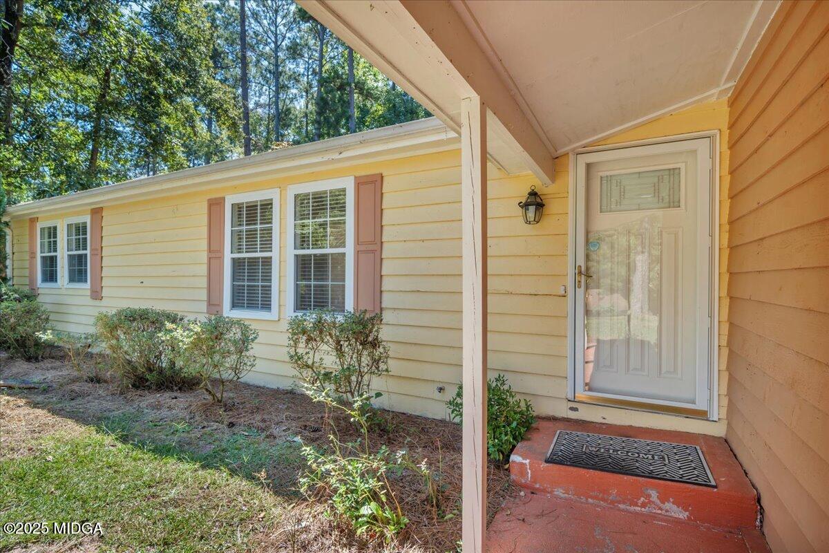41 Golden Eye Monticello, GA 31064 - Photo 33 of 65 a front view of a house with garden