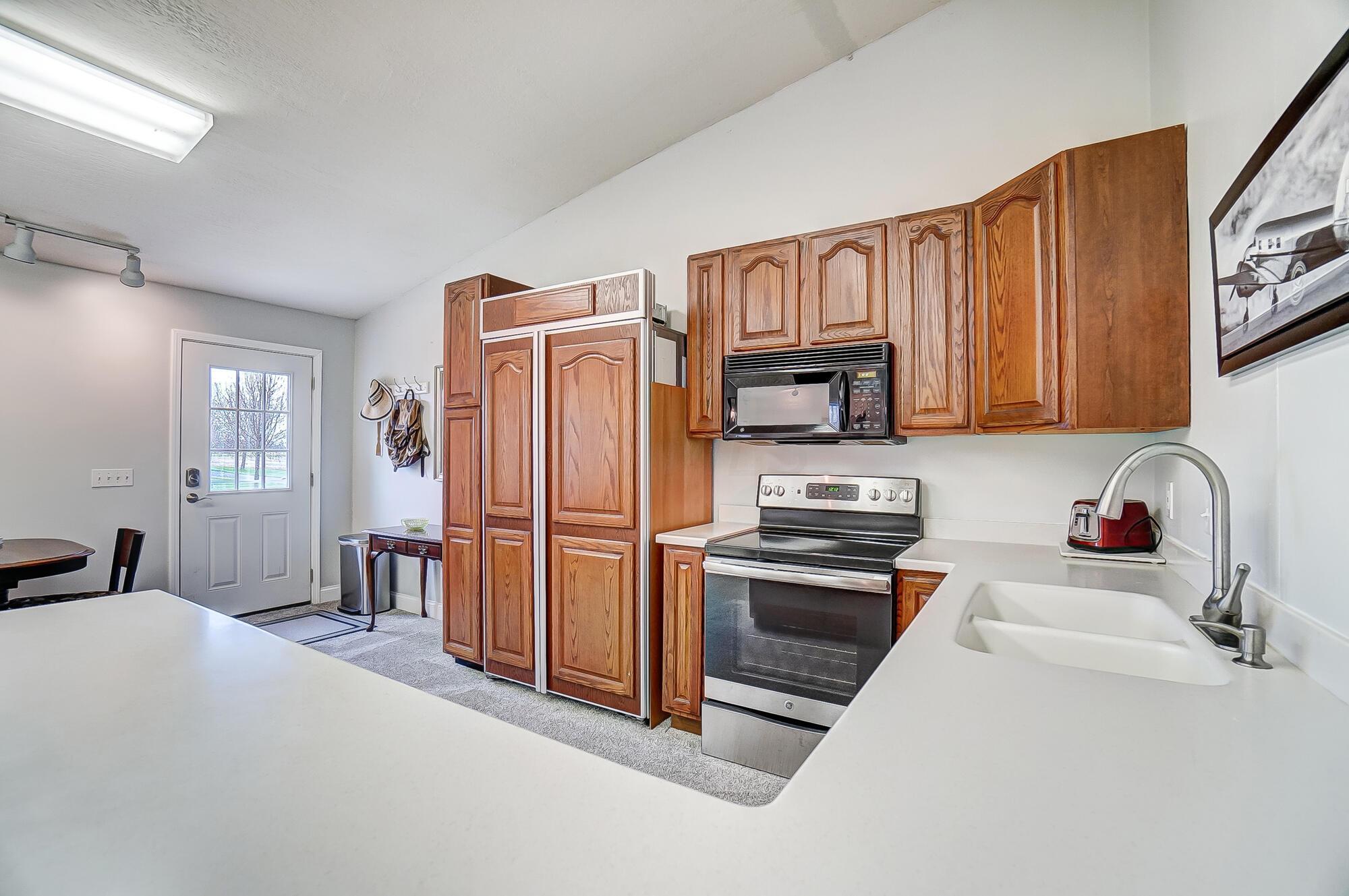 8205 Roberts Road Hilliard, OH 43026 - Photo 70 of 81 Apartment Kitchen