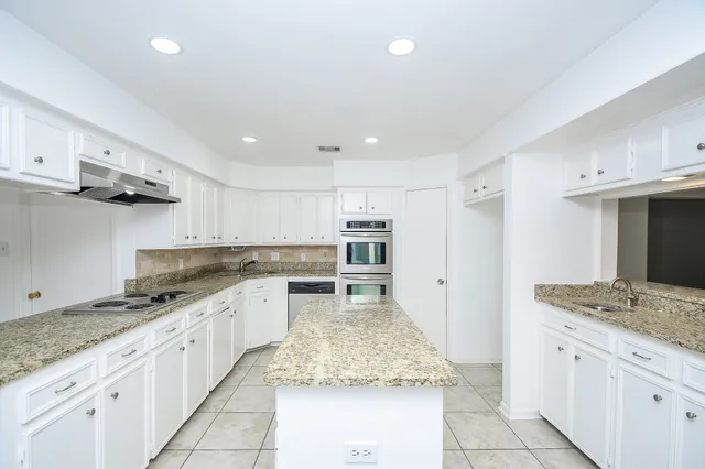 $2,000 | 7822 Albin Lane, Houston, TX 77071