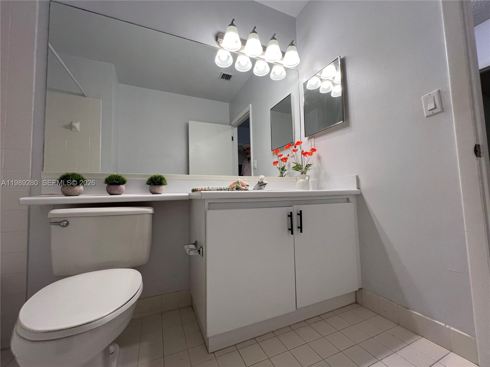 543 Racquet Club Road, Unit 33 Weston, FL 33326 - Photo 24 of 28 2ND FULL BATH