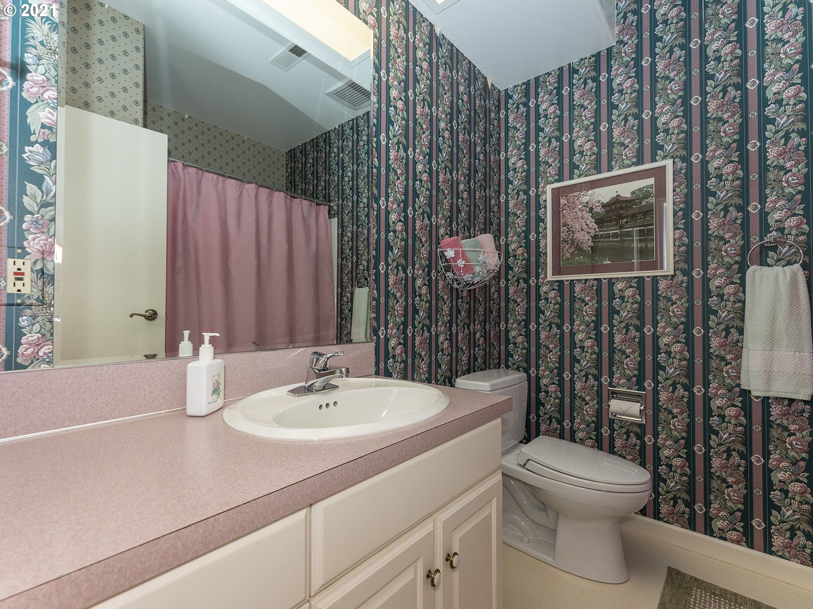 18350 Southwest Kramien Road Newberg, OR 97132 - Photo 20 of 31 a bathroom with a sink a toilet and shower