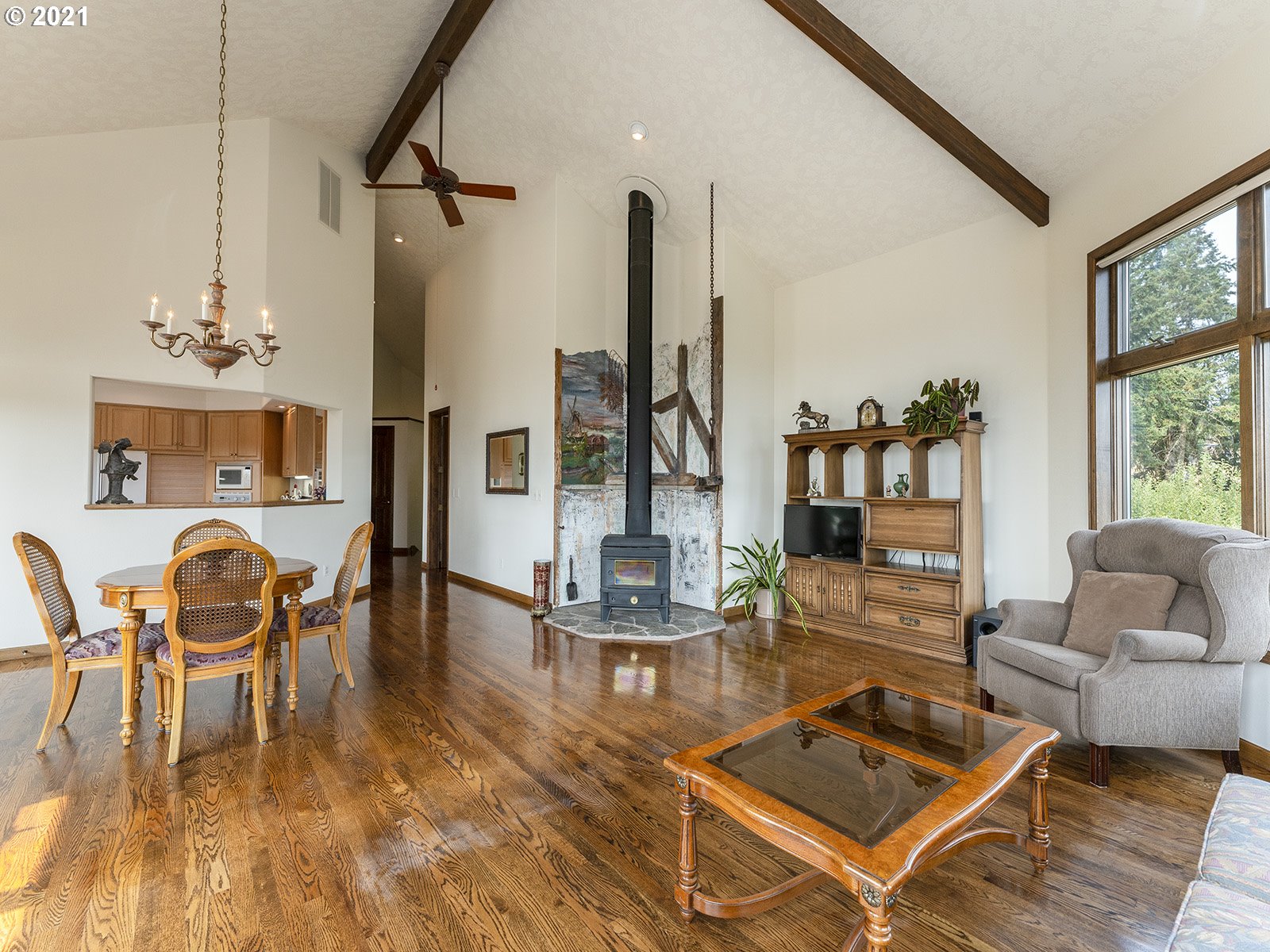 18350 Southwest Kramien Road Newberg, OR 97132 - Photo 4 of 31 a living room with furniture and a floor to ceiling window
