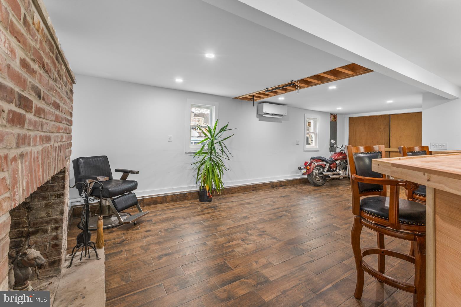 89 Asbury Broadway Road Asbury, NJ 08802 - Photo 37 of 49 a livingroom with furniture and a potted plant