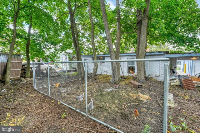 a view of a house with backyard