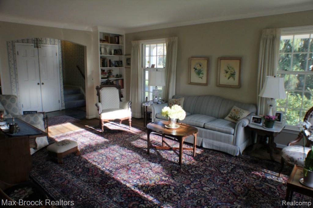 5674 Raven Road Bloomfield Hills, MI 48301 - Photo 7 of 23 Living Room2.jpg