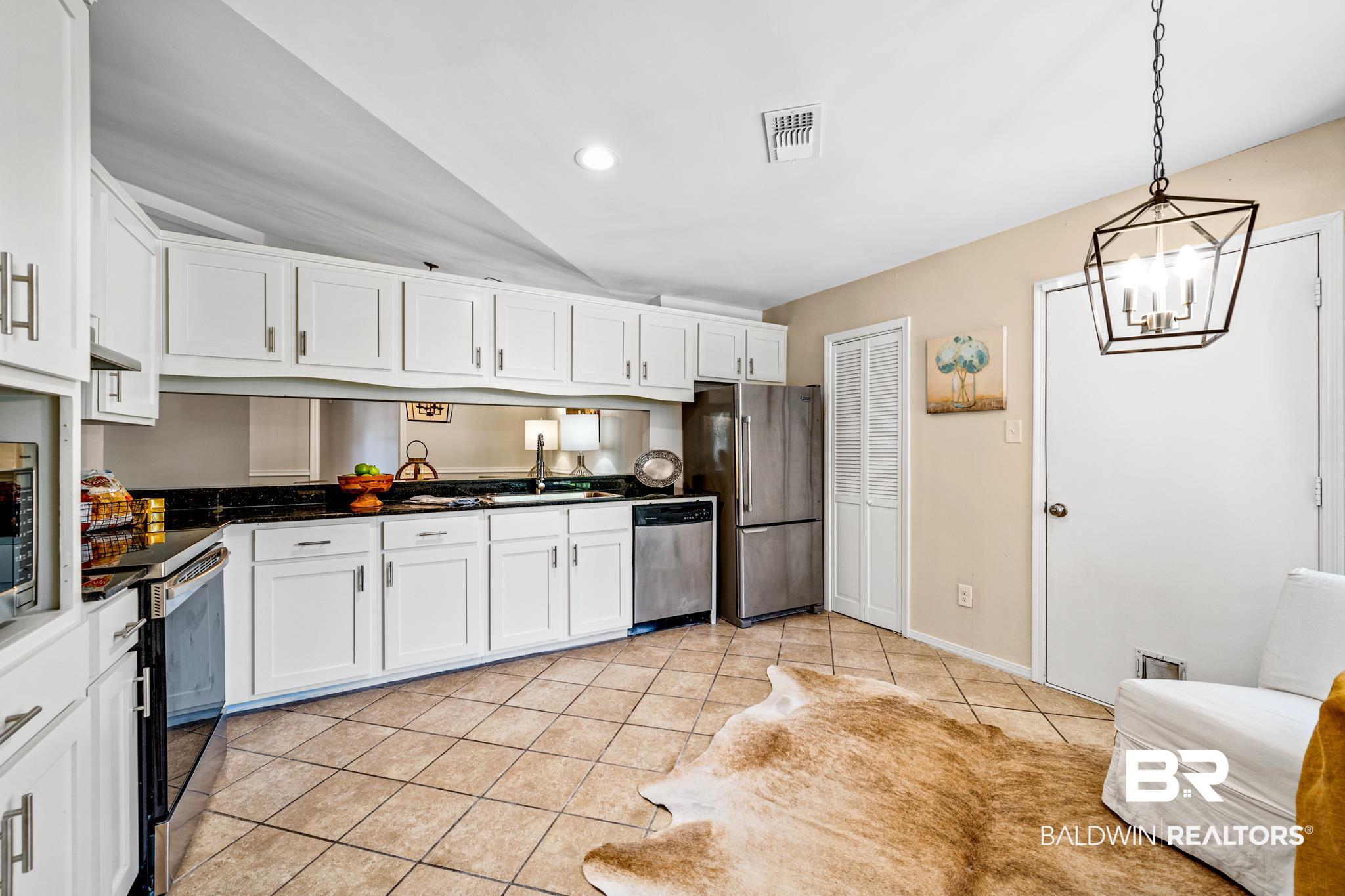 590 Ridgewood Drive Daphne, AL 36526 - Photo 5 of 27 Kitchen