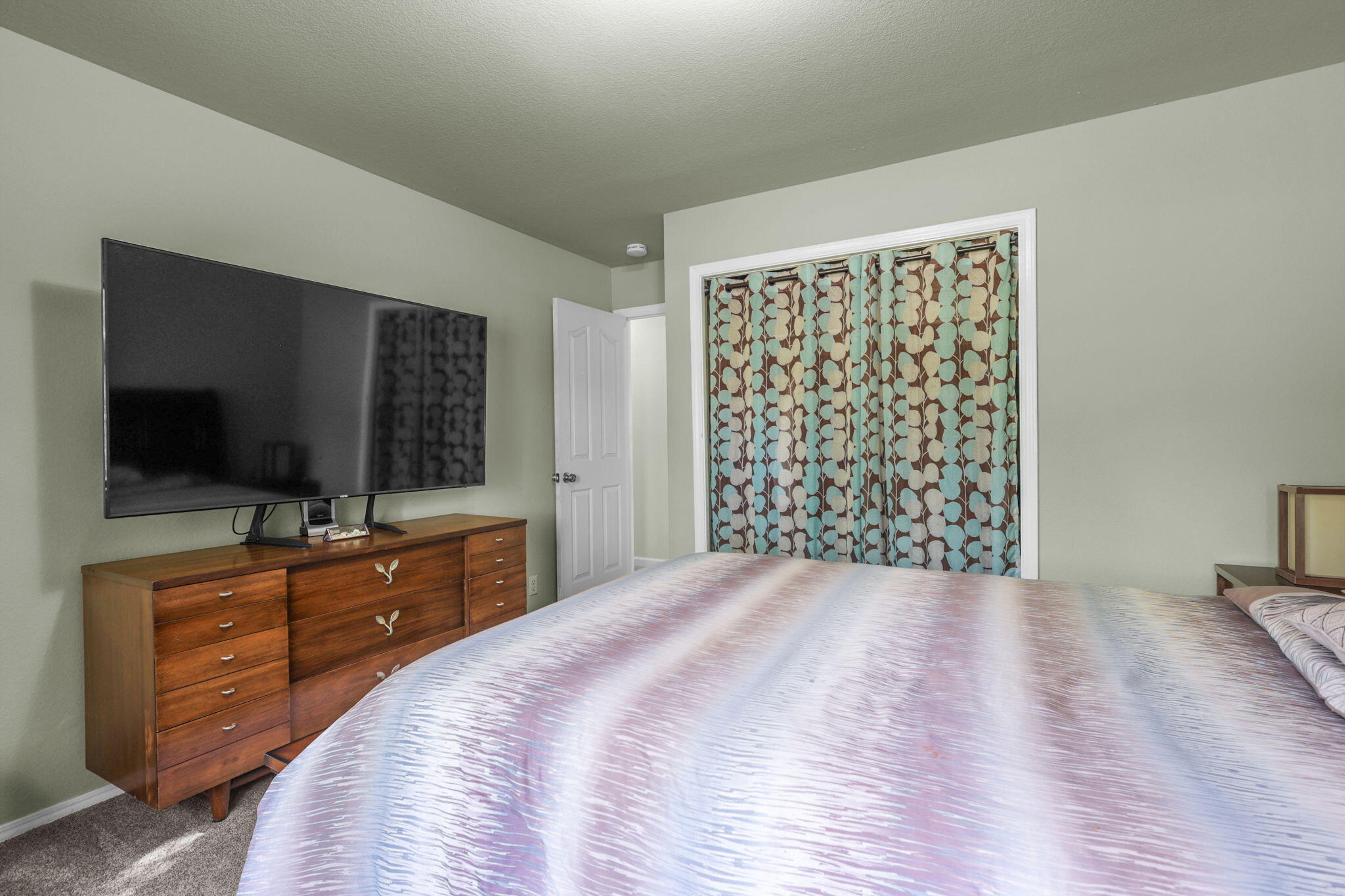 21082 Oak Knoll Road Redding, CA 96003 - Photo 19 of 45 Bedroom