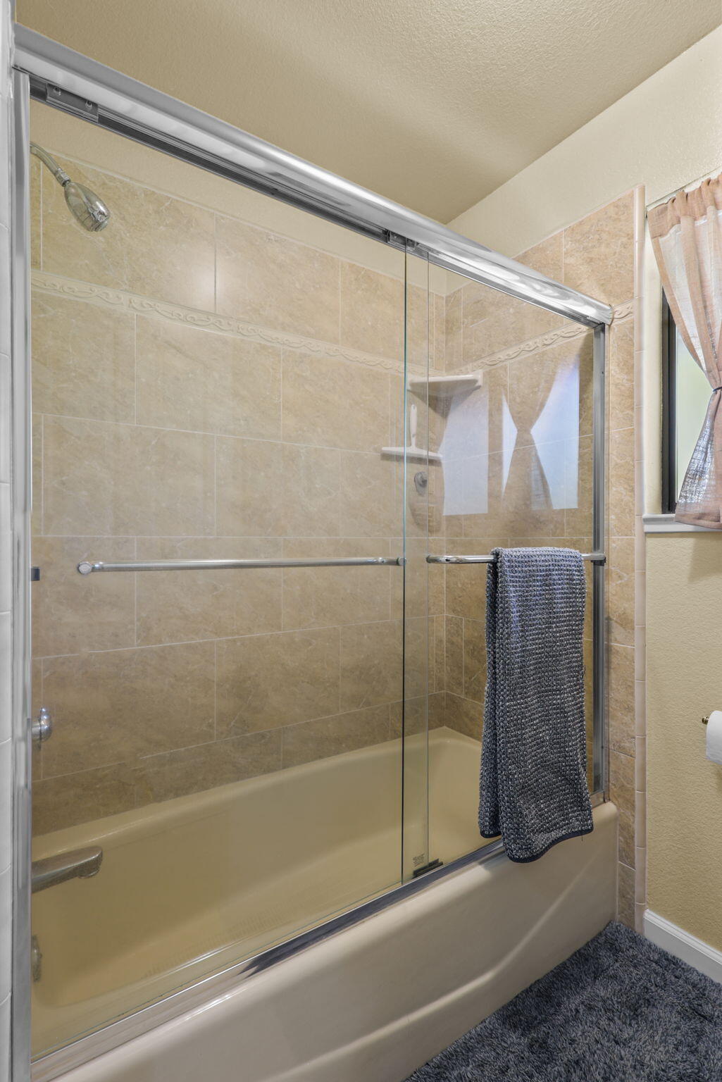 21082 Oak Knoll Road Redding, CA 96003 - Photo 22 of 45 Bathroom