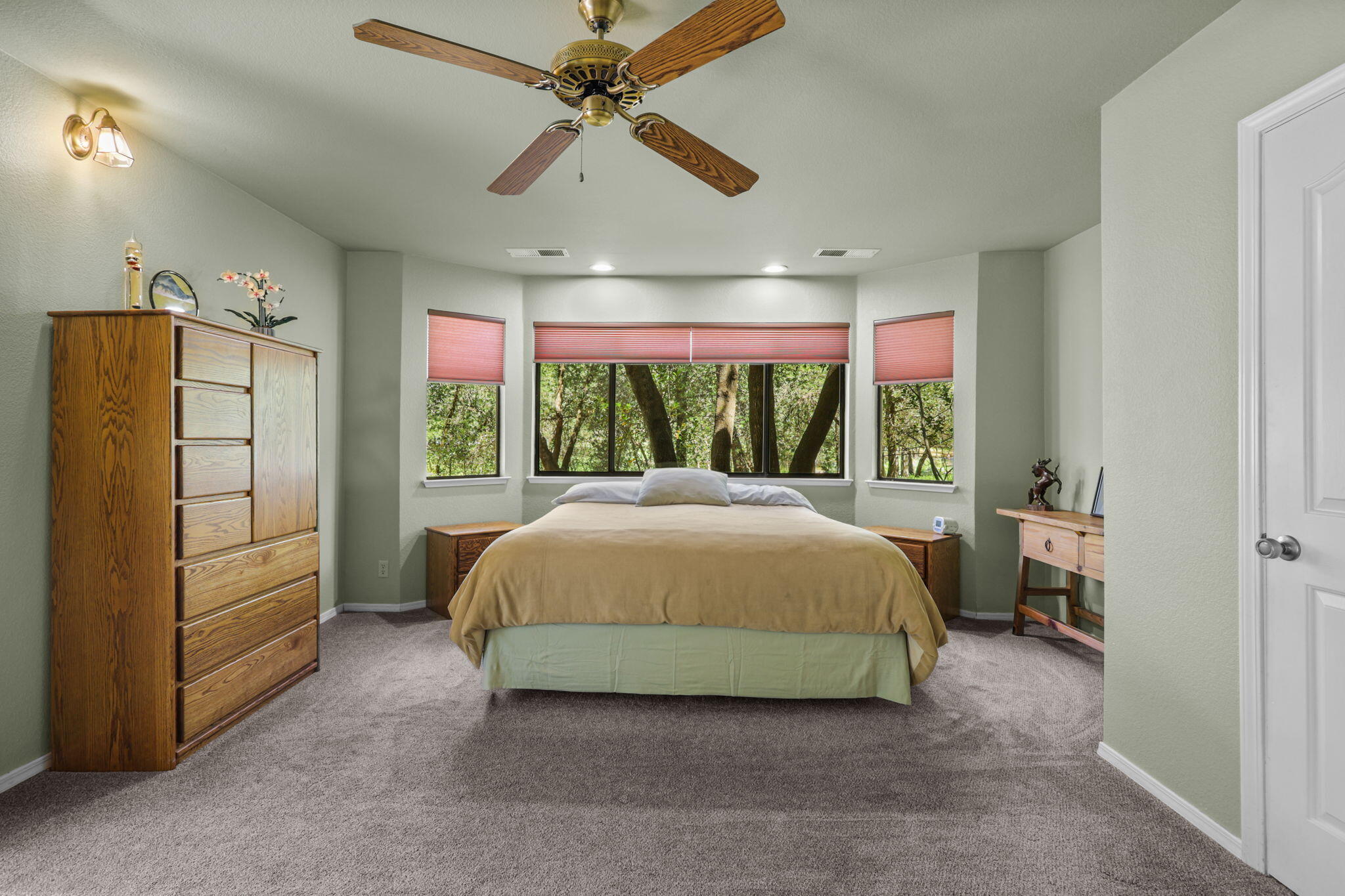 21082 Oak Knoll Road Redding, CA 96003 - Photo 23 of 45 Bedroom