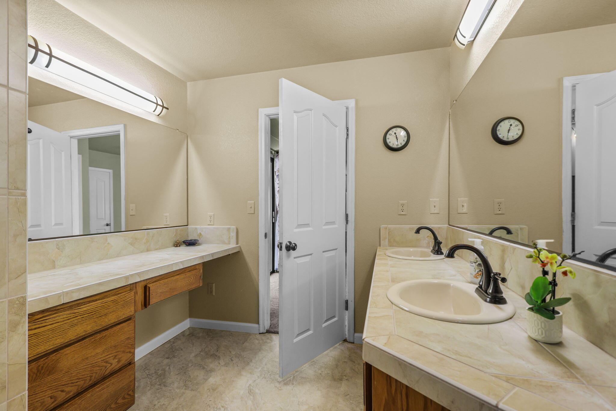 21082 Oak Knoll Road Redding, CA 96003 - Photo 27 of 45 Bathroom 2