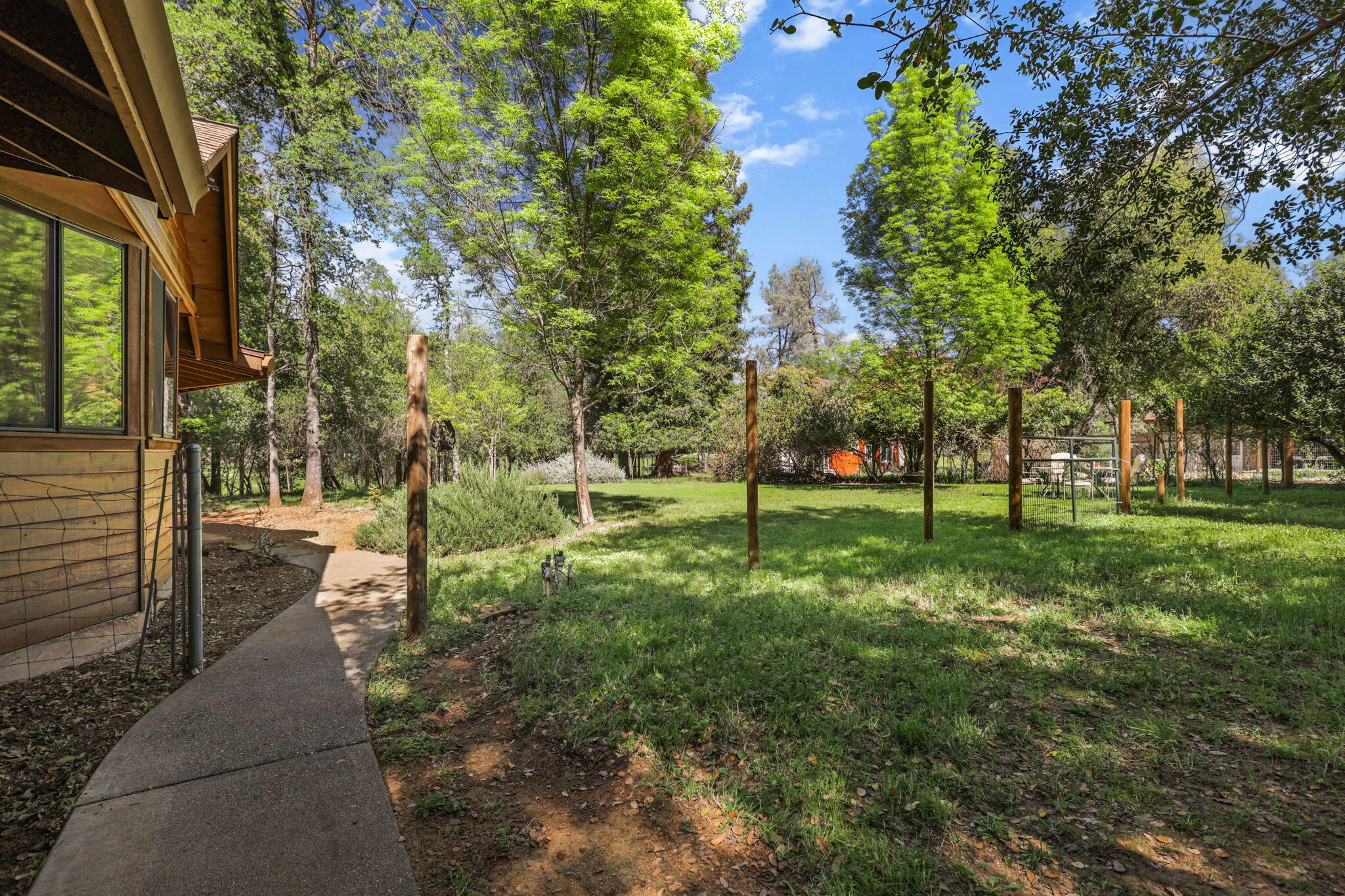 21082 Oak Knoll Road Redding, CA 96003 - Photo 34 of 45 Yard