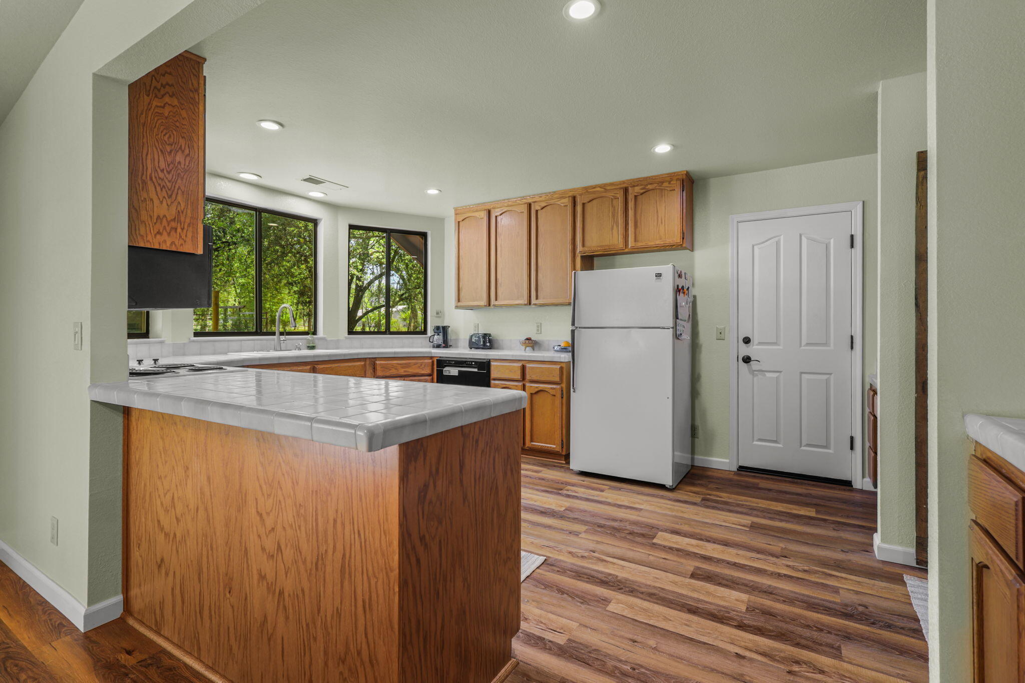 21082 Oak Knoll Road Redding, CA 96003 - Photo 8 of 45 Kitchen
