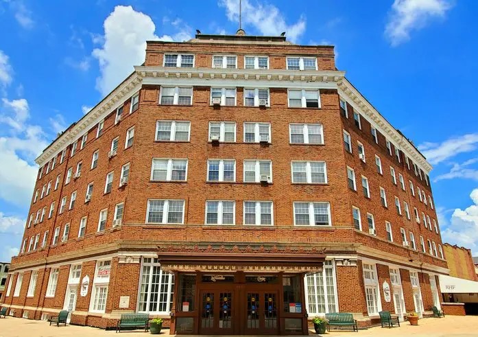 208 West State Street Huntington, IN 46750 - Photo 1 of 12 a front view of a building
