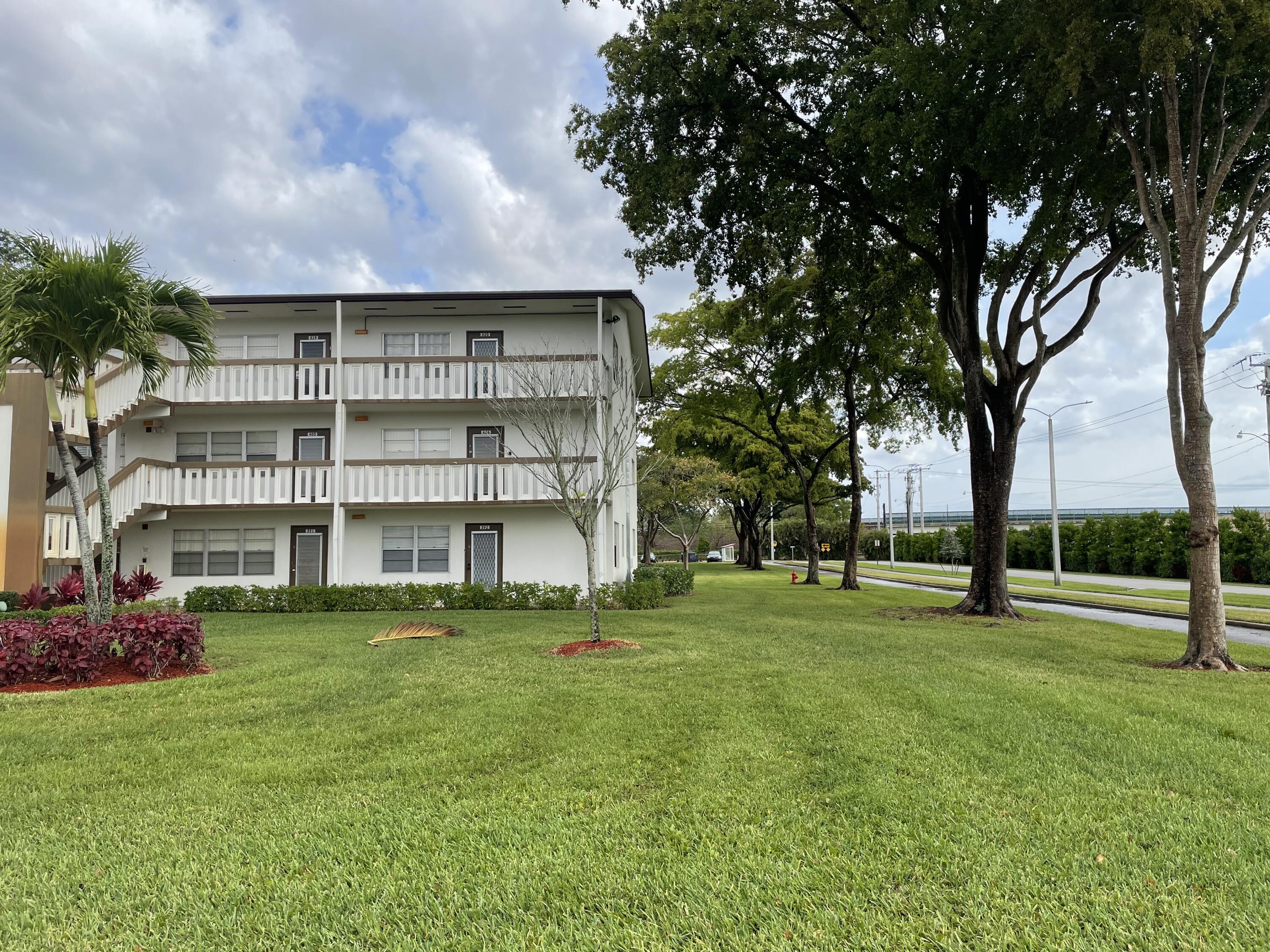 392 Mansfield I Boca Raton, FL 33434 - Photo 4 of 13 CORNER UNIT