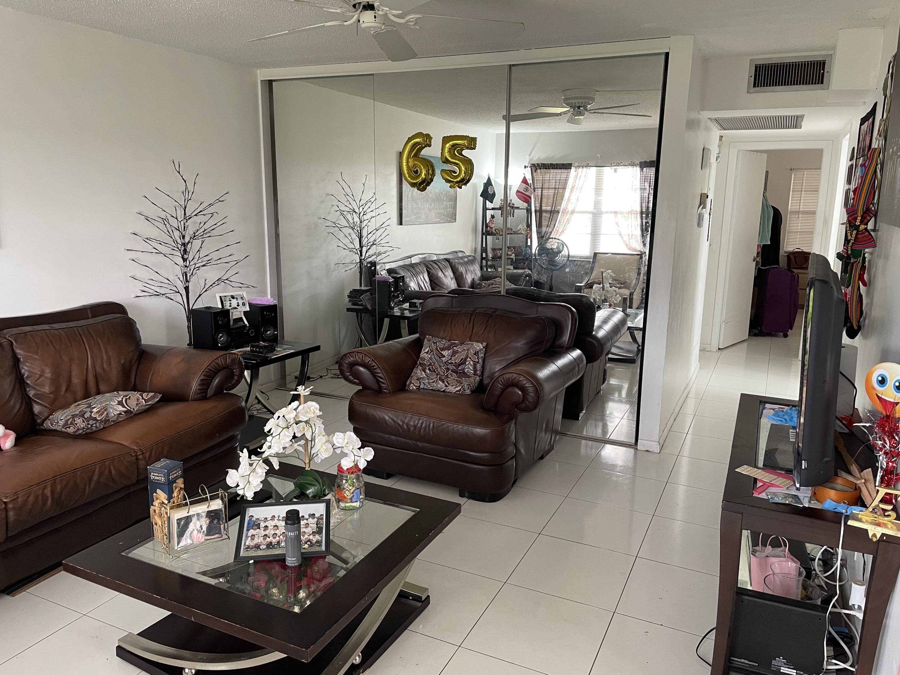 392 Mansfield I Boca Raton, FL 33434 - Photo 5 of 13 LIVING ROOM