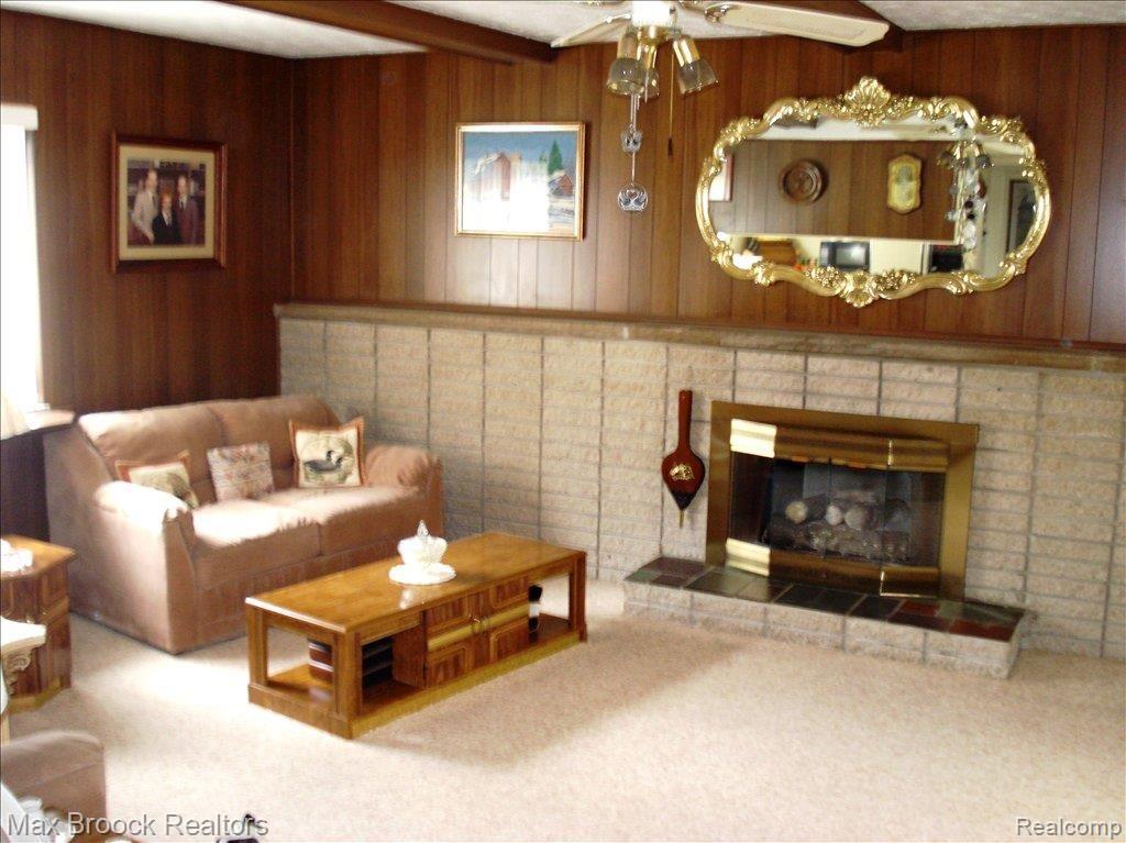 2563 Rhodes Drive Troy, MI 48083 - Photo 8 of 11 Family Rm with Nat Frpl