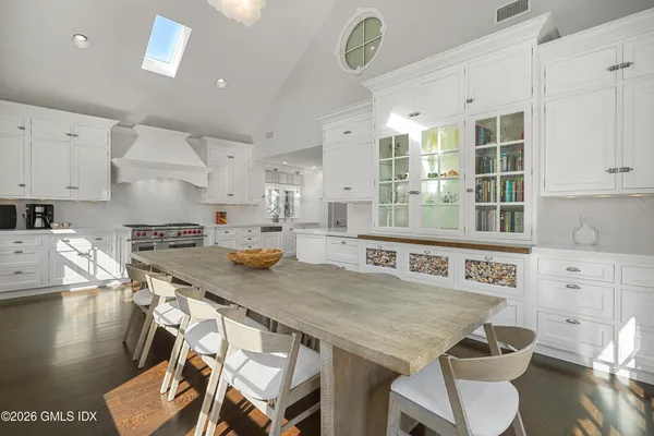 $5,390,000 | 7 Grimes Road, Old Greenwich, CT 06870