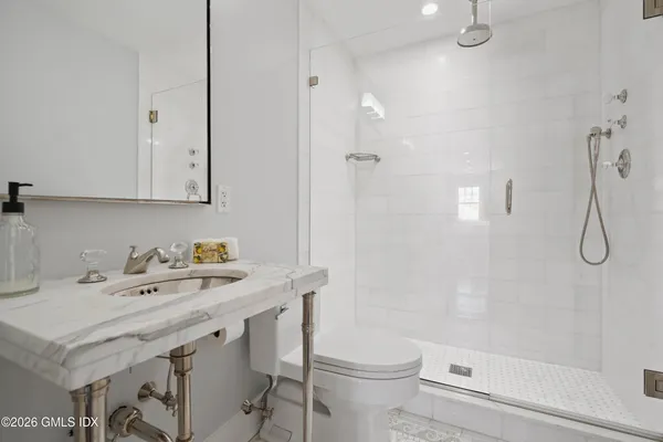 $5,390,000 | 7 Grimes Road, Old Greenwich, CT 06870