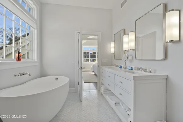 $5,390,000 | 7 Grimes Road, Old Greenwich, CT 06870