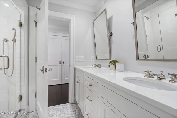 $5,390,000 | 7 Grimes Road, Old Greenwich, CT 06870