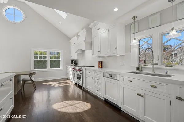 $5,390,000 | 7 Grimes Road, Old Greenwich, CT 06870