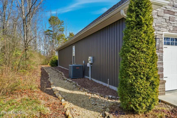 $742,500 | 162 Tsuhdatsi Way, Loudon, TN 37774