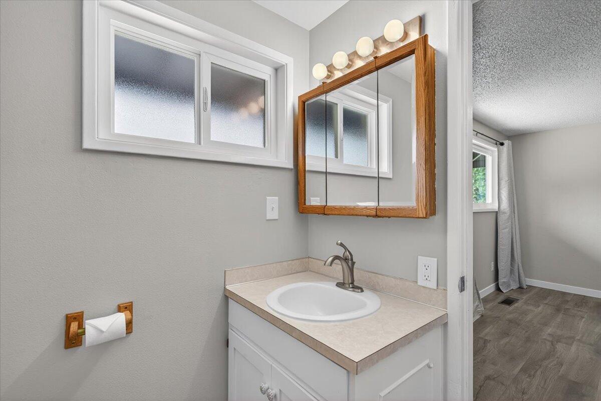 309 North Berkeley Way Medford, OR 97504 - Photo 17 of 32 Primary Bath