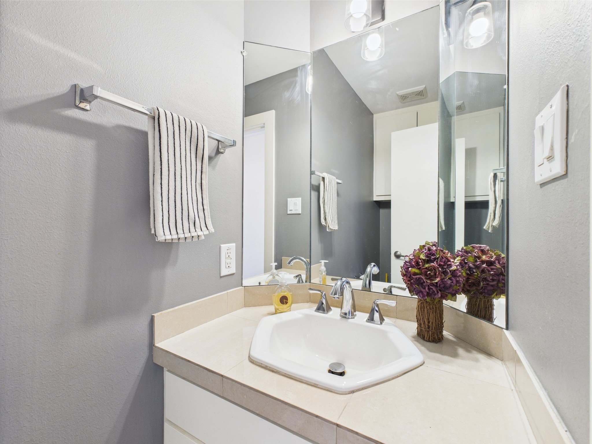 5810 Darling Street, Unit F Houston, TX 77007 - Photo 10 of 38 Half bath on second floor