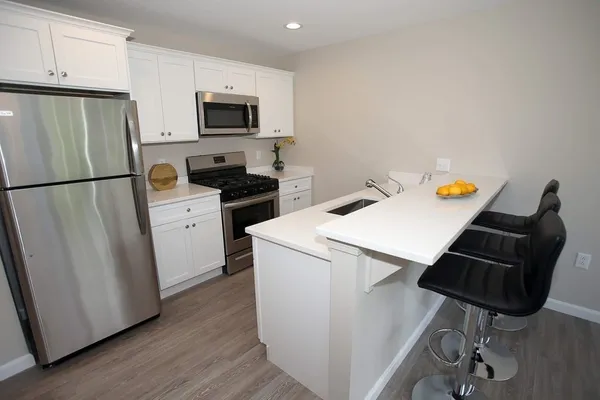 $2,000 | 30 Temple Street, Unit 201, Whitman, MA 02382