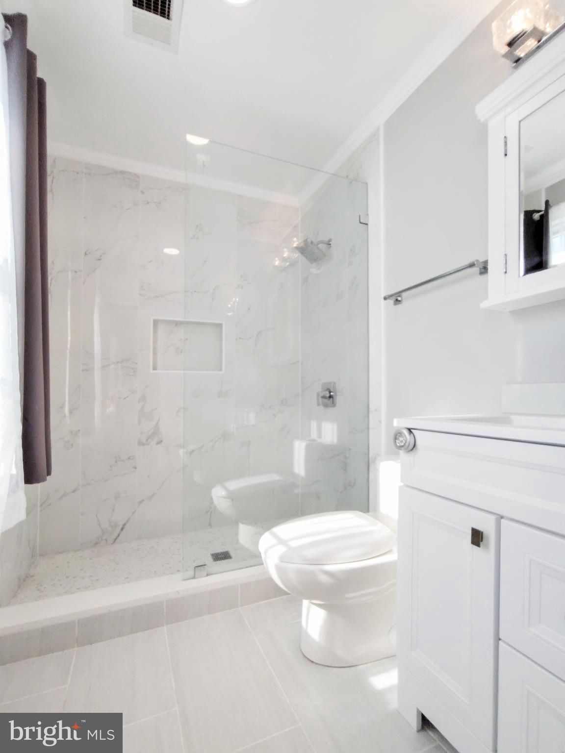 9513 Cherry Oak Court Burke, VA 22015 - Photo 28 of 40 a bathroom with a toilet a sink and a bathtub