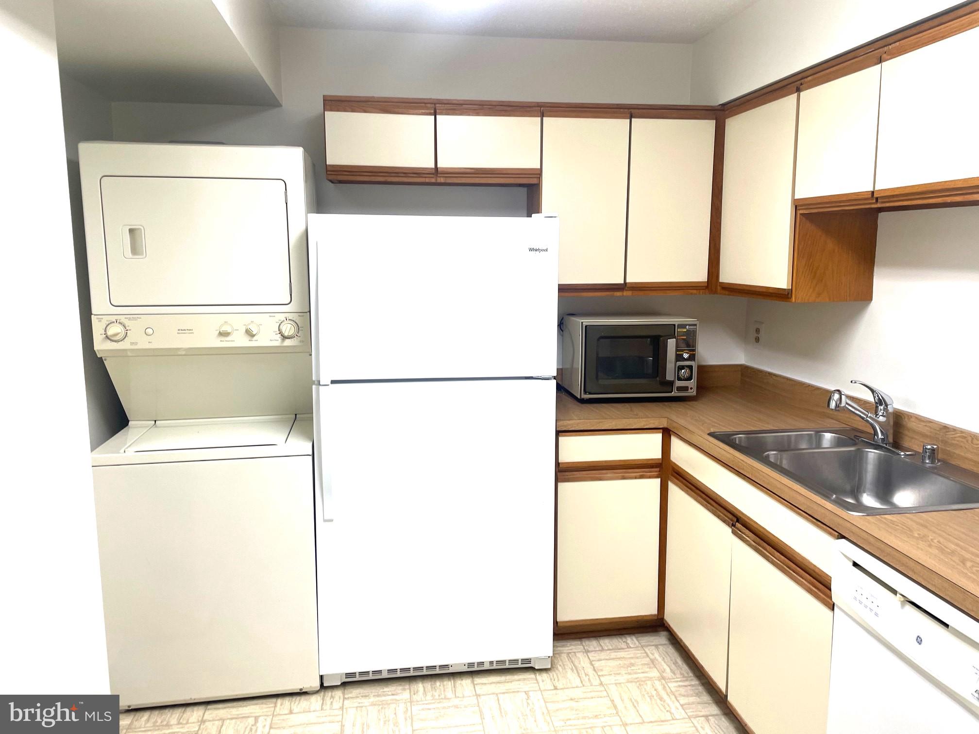 15100 Interlachen Drive, Unit 4901 Silver Spring, MD 20906 - Photo 5 of 31 Kitchen