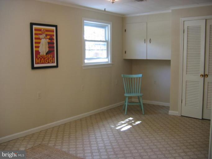 6015 22nd Road North Arlington, VA 22205 - Photo 11 of 16 an empty room with windows and closet