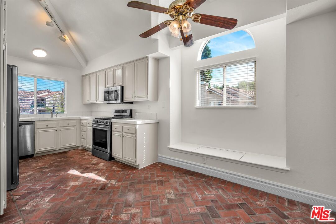 455 Kennerick Lane Simi Valley, CA 93065 - Photo 11 of 32