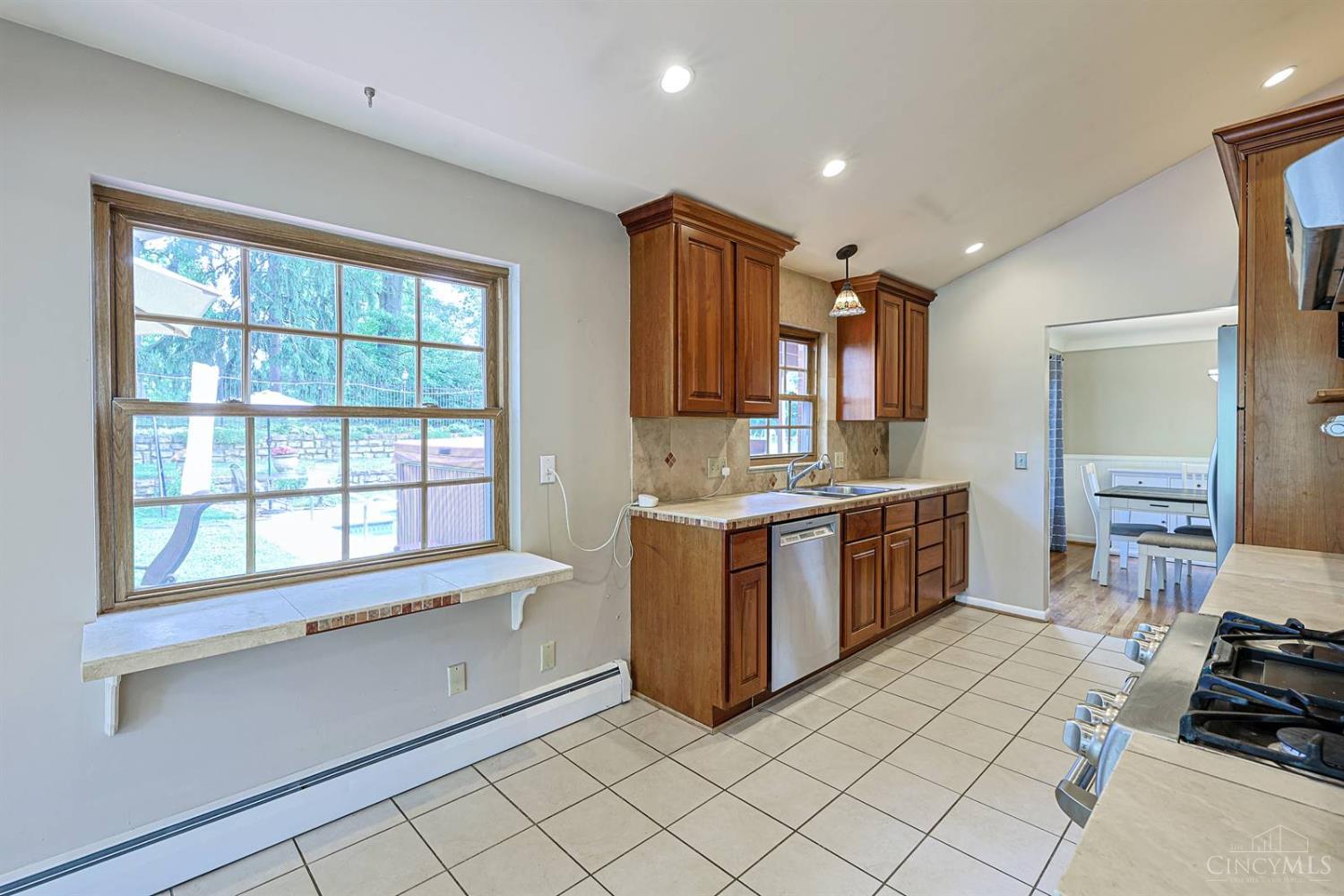 2443 Hunt Road Reading, OH 45215 - Photo 12 of 38