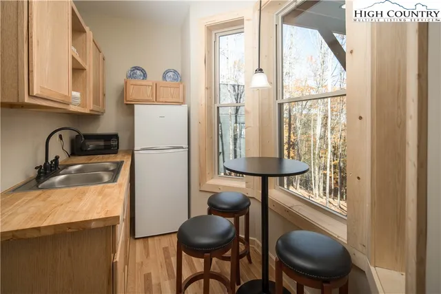 $595,000 | 214 Lakeledge Road, Beech Mountain, NC 28604