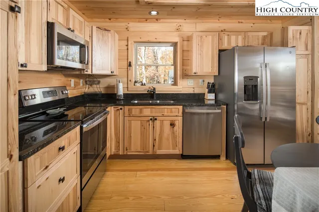 $595,000 | 214 Lakeledge Road, Beech Mountain, NC 28604