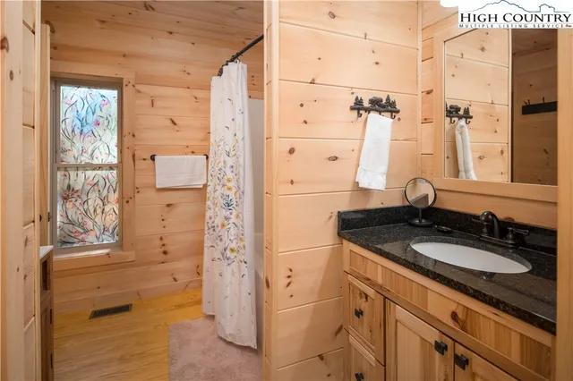 $595,000 | 214 Lakeledge Road, Beech Mountain, NC 28604