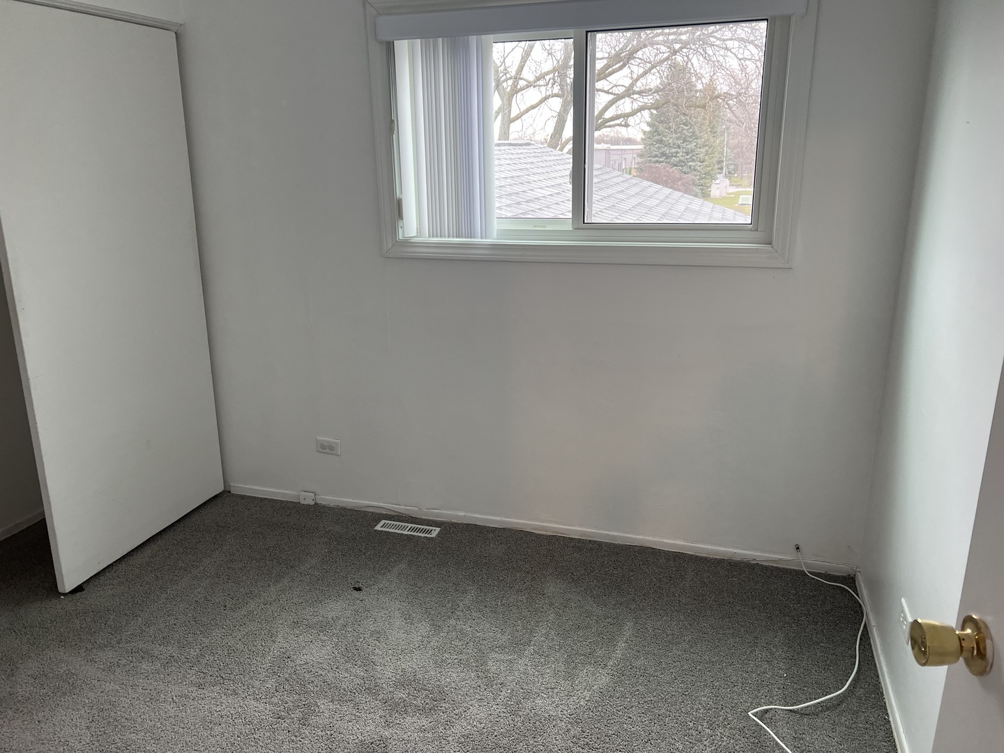 238 Algonquin Court, Unit D Bolingbrook, IL 60440 - Photo 11 of 13 an empty room with a window