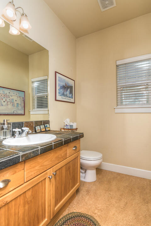 20256 Halfway Road Bend, OR 97703 - Photo 19 of 34 18a_downbath