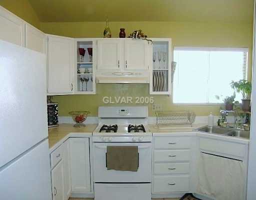 523 Inness Avenue Henderson, NV 89011 - Photo 4 of 7 Kitchen.