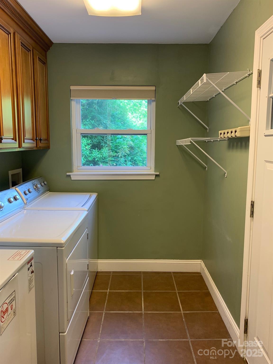 422 Fieldstone Road Mooresville, NC 28115 - Photo 15 of 30 a room with cabinets and a window