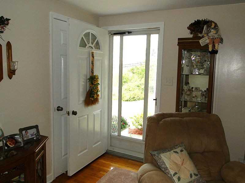 266 McConnell Road Canonsburg, PA 15317 - Photo 2 of 25 Entry/Foyer.