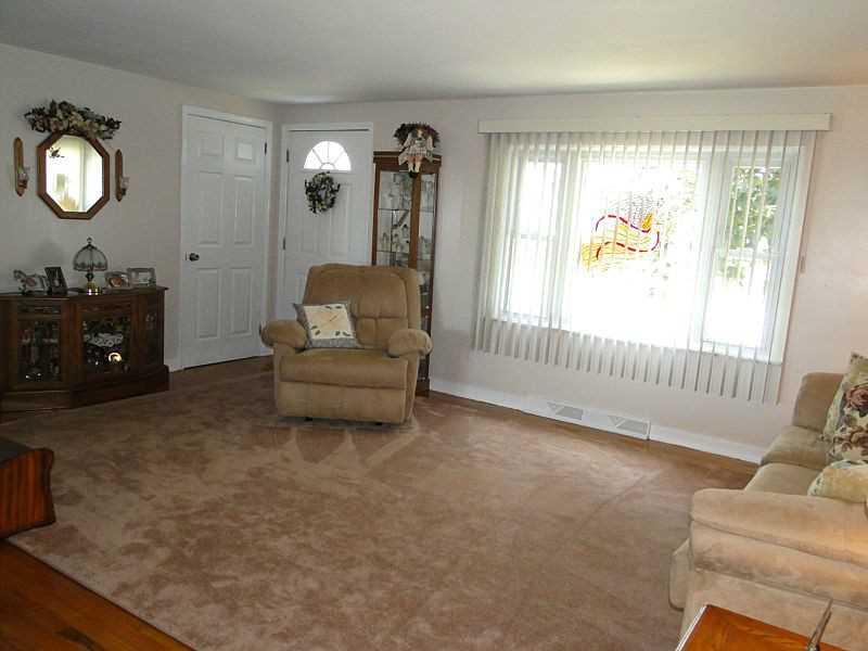 266 McConnell Road Canonsburg, PA 15317 - Photo 3 of 25 Living Room.