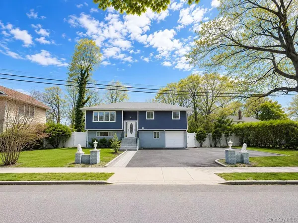 $1,288,000 | 18 Park Drive East, Syosset, NY 11791