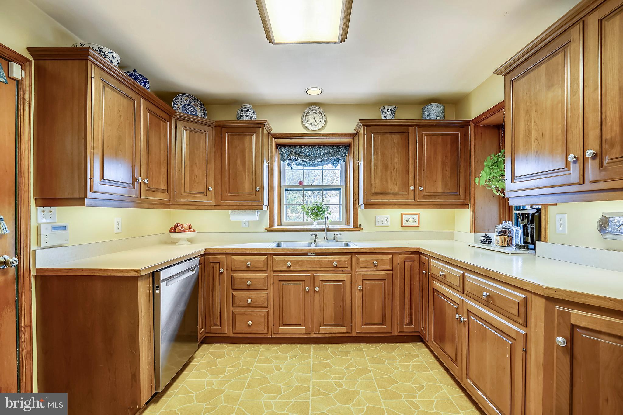 15309 York Road Sparks, MD 21152 - Photo 23 of 60 Under the counter lighting