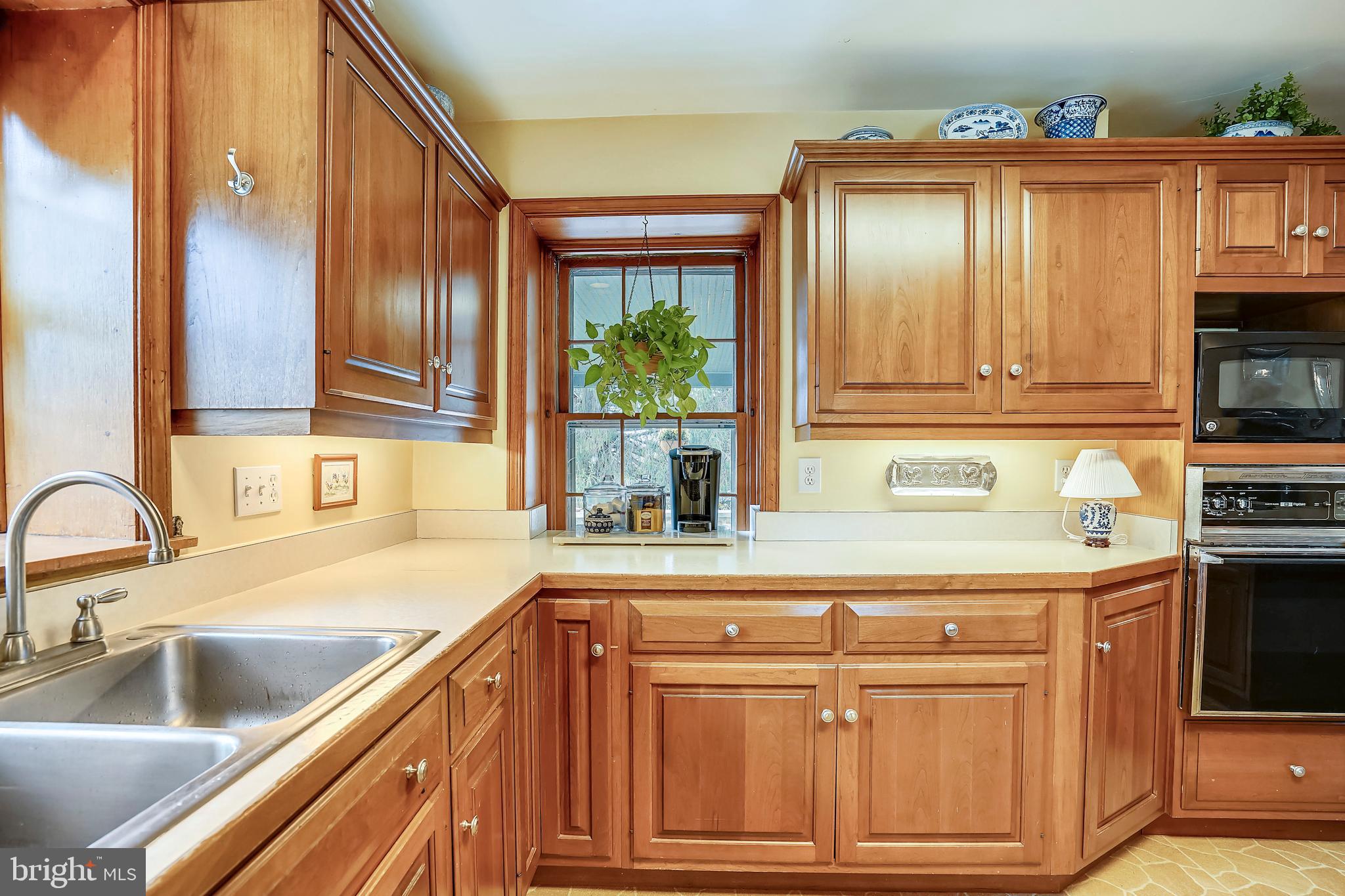 15309 York Road Sparks, MD 21152 - Photo 24 of 60 Double sink, great counter space - Deep windows
