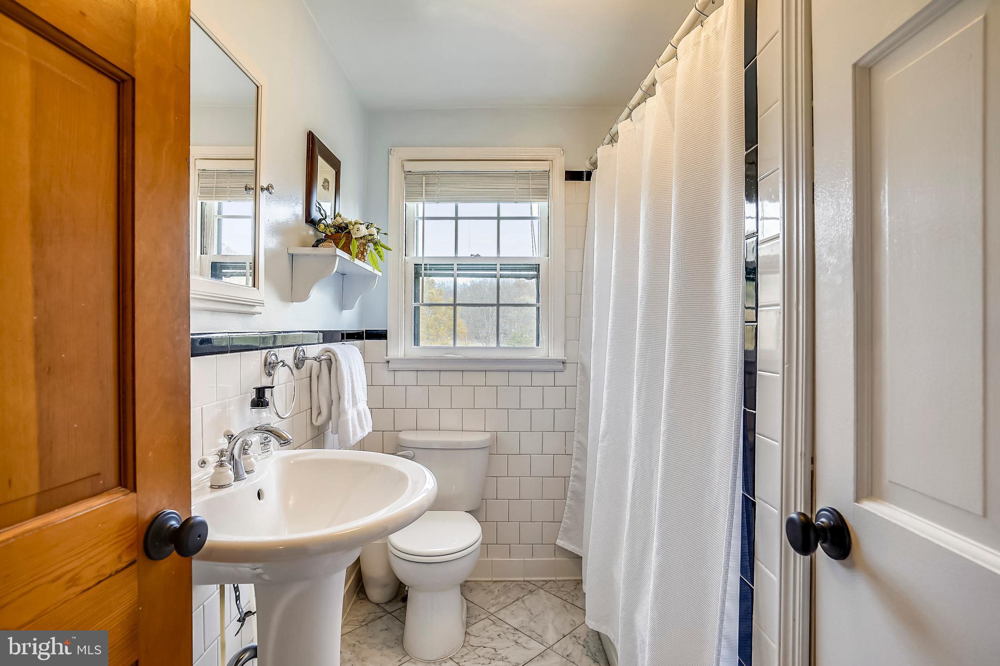 15309 York Road Sparks, MD 21152 - Photo 41 of 60 2nd flr bath with linen closet