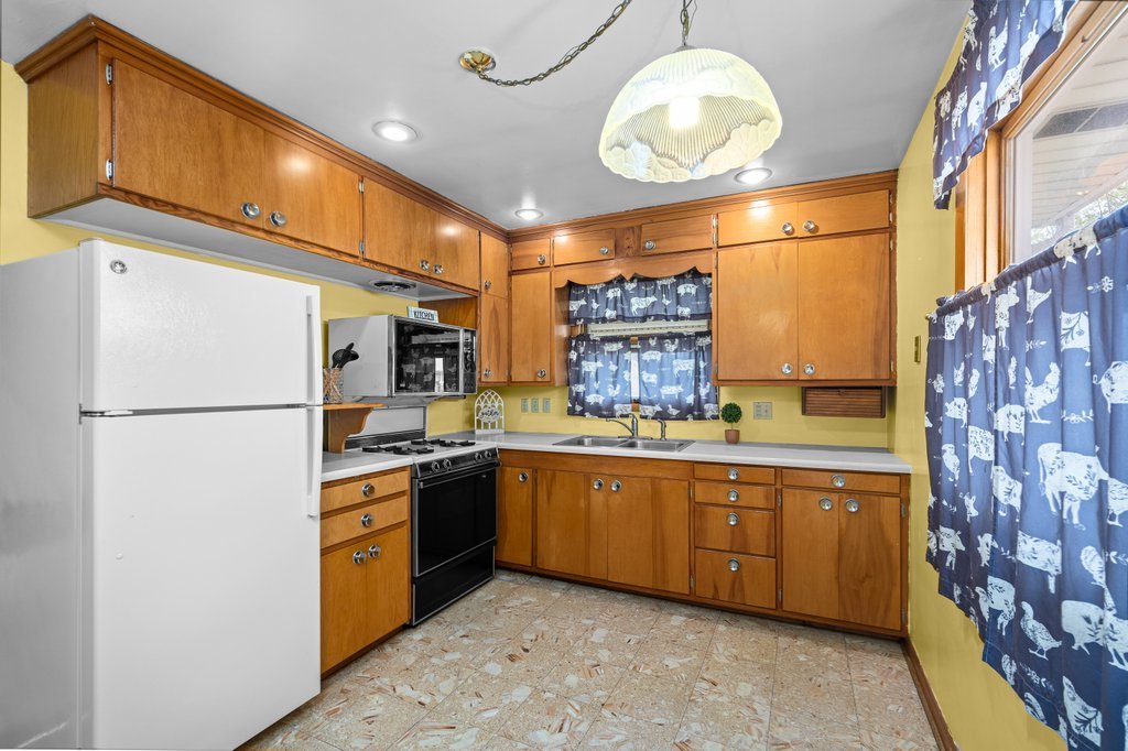 2374 33rd Street Moline, IL 61265 - Photo 11 of 30