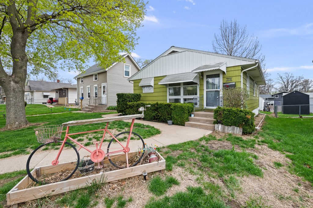 2374 33rd Street Moline, IL 61265 - Photo 2 of 30