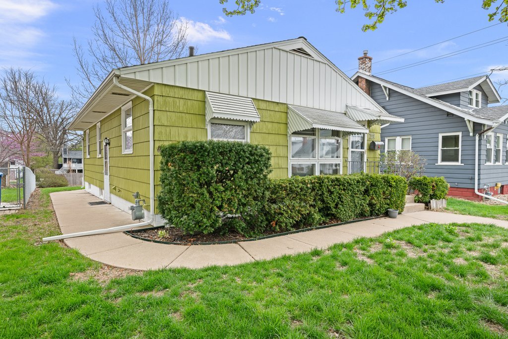 2374 33rd Street Moline, IL 61265 - Photo 3 of 30